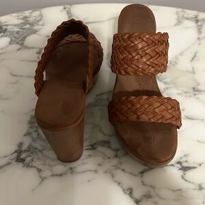 Lightweight platform sandal. Very comfortable, I just don’t wear them often.